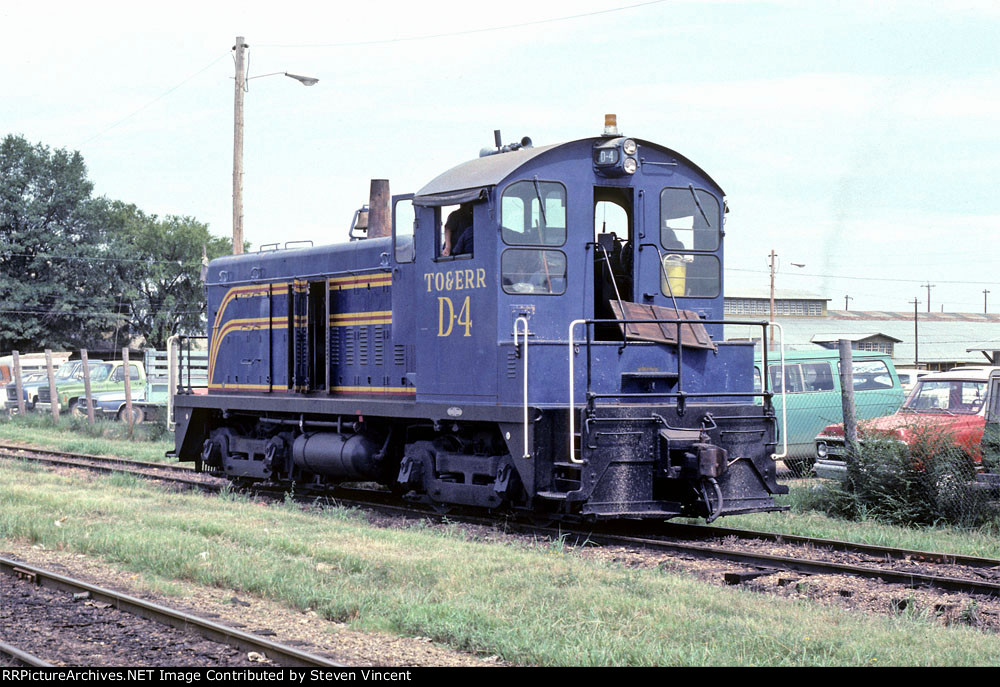 A mechanic works on Texas Oklahoma & Eastern SW900 D4